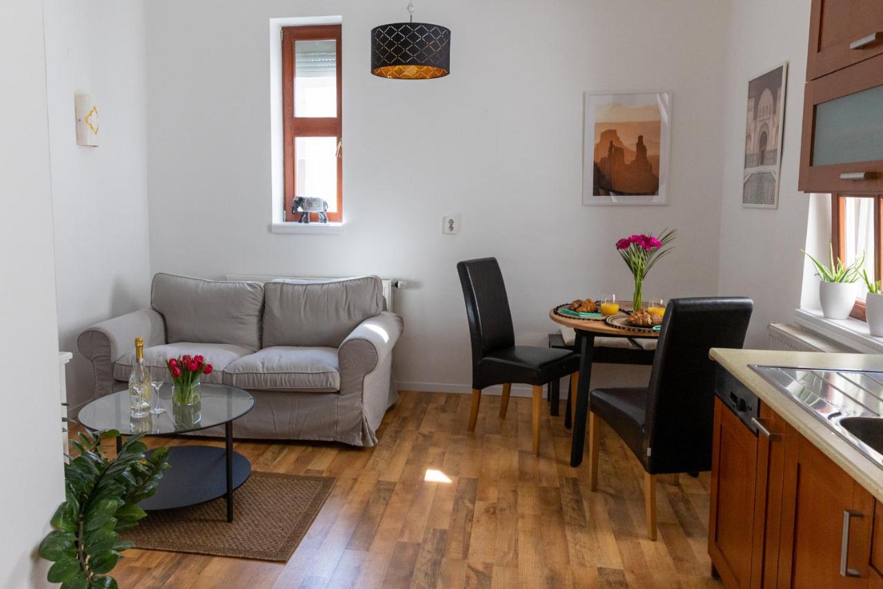 Republic Apartman Appartement Baja Buitenkant foto